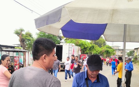 En los exteriores de los recintos electorales se evidenció que ciudadanos apostaron por generar recursos a través de emprendimientos.