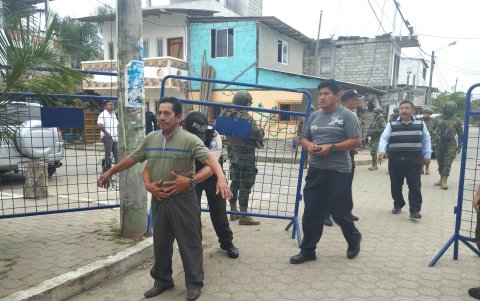 Control. Todos los ciudadanos fueron revisados en Santa Elena, sea que porten o no bolsos.