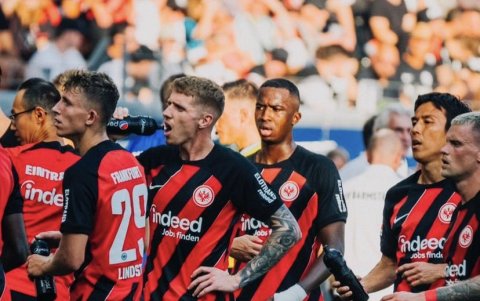 Pacho fue titular y debutó con victoria en su primer partido de Bundesliga.