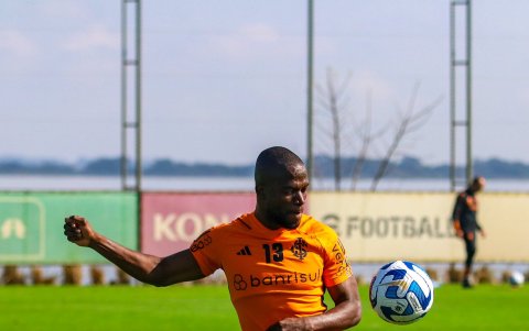 Enner Valencia entrena de cara al duro partido ante Bolivia en La Paz.