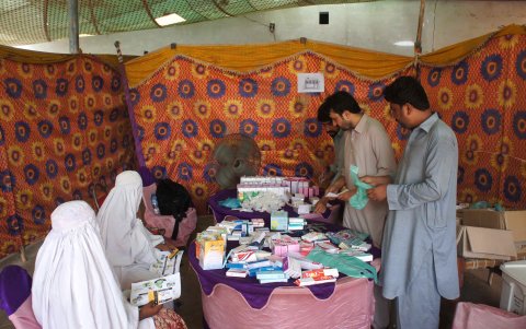 Las personas afectadas por las inundaciones del año pasado reciben tratamiento médico en un campamento médico creado por IRC y HEADS de la ONG, en Dera Ismail Khan, Pakistán, el 17 de agosto de 2023.