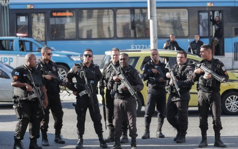 Policía militar vigila cerca de la entrada a la favela Vila Cruzeiro tras un operativo policial, en Río de Janeiro (Brasil), en una fotografía de archivo.