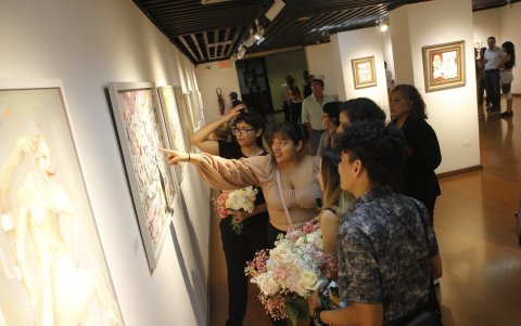 Exhibición. Un grupo de visitantes que acudieron a la inauguración de la muestra, recorren una de las áreas de la sala.