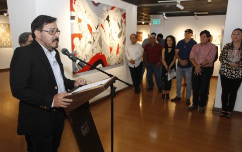 El artista Abdón Segovia, toma la palabra durante la ceremonia de inauguración de la muestra.