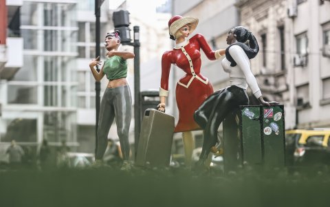 La intervención urbana del artista chileno Nicolás Miranda aparece ya instalada en una determinada esquina de Buenos Aires.