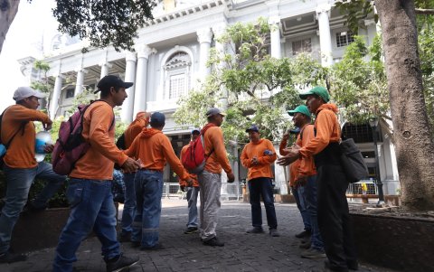 Plantón. Trabajadores externos que brindan mantenimiento a áreas verdes de la ciudad se reunieron en los exteriores del Municipio para indagar qué está pasando con el pago de sus sueldos.