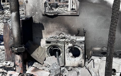 Las zonas habitacionales hoy son un terreno plano de polvo gris y se distinguen únicamente porque se mantienen en pie los esqueletos de las neveras y las lavadoras.