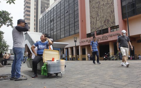 Informalidad. Afuera de la Casa de la Cultura lo que más se observa es a vendedores informales.