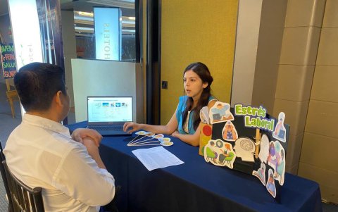 El Departamento de Salud Mental de un distrito de la Zona 8 socializa con el personal de una empresa privada sobre la prevención del estrés laboral.