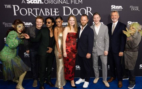 Premier de 'The Portable Door'