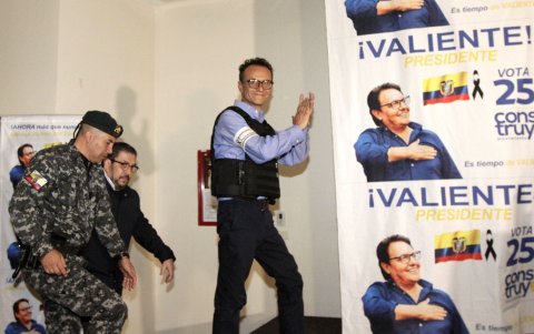 Christian Zurita cuestiona la decisión del CNE de repetir las elecciones en el exterior.