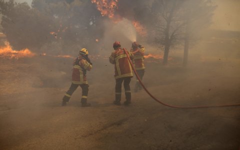 Once equipos con 226 bomberos, 69 vehículos, 9 helicópteros y 8 hidroaviones aviones luchan por contener el fuego en Parnitha