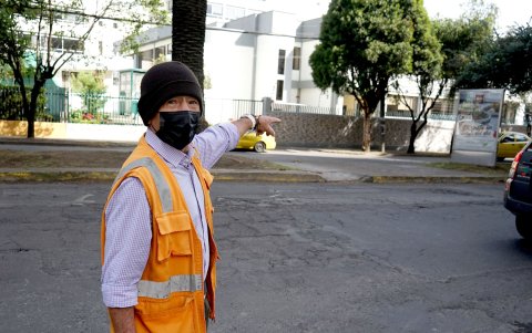 Un testigo del robo cuenta que la víctima saltó al capó del auto porque iba a ser atropellada.