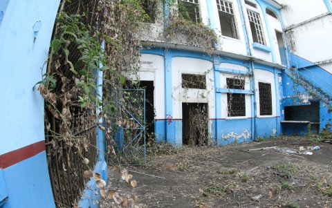 Maleza y daños en las estructuras es lo que se observa en las instalaciones.