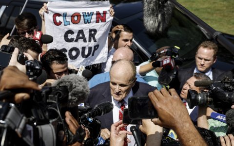 El exalcalde de Nueva York Rudy Giulianim se entregó este miércoles 23 de gosto a las autoridades de ese estado.