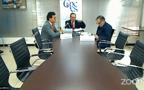 El comisionado Uquillas (i) cuestionó que el CPCCS apoye las acusaciones de Puig.