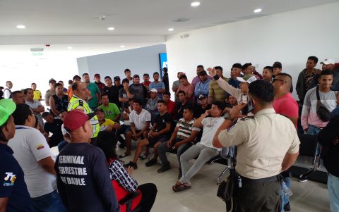 Personal de la Autoridad de Tránsito Municipal de Daule y otras autoridades, además de la Policía estuvieron presentes en la reunión con los tricimoteros informales.