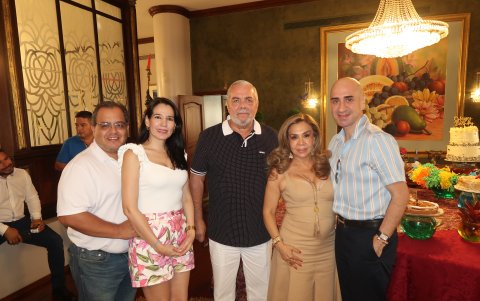 Robert y Victoria de Schemel, Luiggi y Jacqueline de Martini y Daniel Tapia.