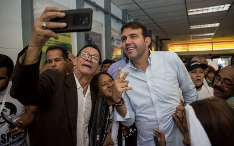 El candidato a las primarias opositoras del 22 de octubre, Carlos Prosperi, saluda a sus simpatizantes durante el lanzamiento de su campaña, hoy, en Caracas (Venezuela).