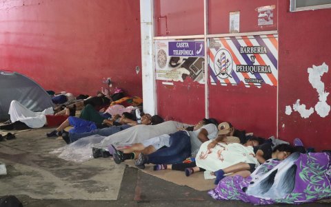 Migrantes duermen en el piso cerca al Servicio de Administración Tributaria (SAT), a esperas de tramitar su registro fiscal, en Tapachula (México).