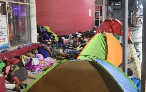 Migrantes duermen en el piso cerca al Servicio de Administración Tributaria (SAT), a esperas de tramitar su registro fiscal, en Tapachula