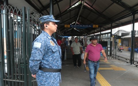 2. Figura. Para dar vigilancia, diferentes agentes metropolitanos se colocaron en algunas de las estaciones.