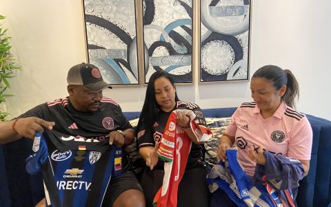 Don Dixon con la casaca del jugador cuando estuvo en Independiente; María Daniela Villafuerte, su prima, con la de Liga de Loja y Sandra con la de Emelec.