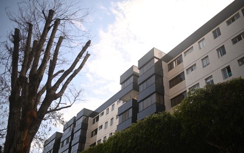 Fotografía de la fachada de uno de los domicilios vinculados a Jair Renan Bolsonaro, hijo del expresidente brasileño Jair Bolsonaro, hoy, en Brasilia (Brasil). EFE/André Borges