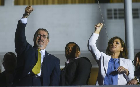 El presidente electo de Guatemala, Bernardo Arévalo (i), junto a la vicepresidenta Karin Herrera en Ciudad de Guatemala (Guatemala).
