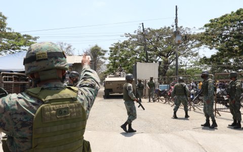 Operativo de seguridad de militares ante incidentes con muertes violentas en Penitenciaría del Litoral, en septiembre de 2021.
29-09-2021-Alex Lima-Familiares en la Penitenciaria lloran y sufren por los muertos y heridos
