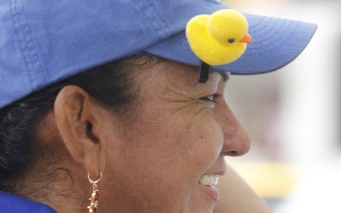 Moda.- Mary Quintero luce el pato kawaii en una gorra mientras camina por el centro de Guayaquil.