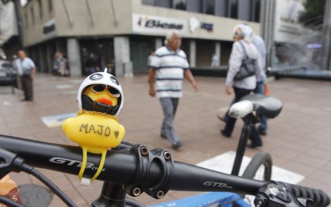 Adaptación. También se vende el patito de caucho con accesorios para lucirlos en bicicletas o motos.