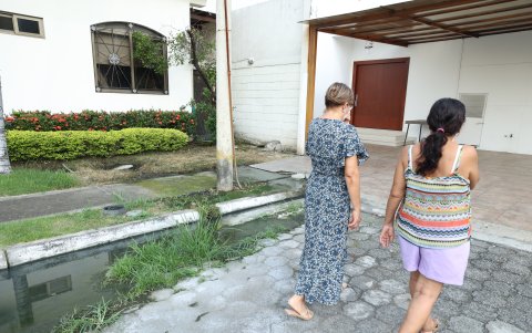 En las ciudadelas afectadas, cada que las aguas negras se desbordan las familias perciben el olor en todo el interno, incluso en el interior de sus hogares