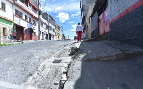 Peligro. Vecinos se quejan por los autos que suben a las veredas y amenazan su vida.