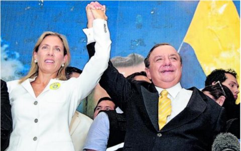 Annabella Azín y Álvaro Noboa