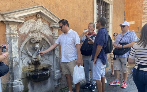 Turistas beben en una fuente, debido a la ola de calor que soporta Roma.