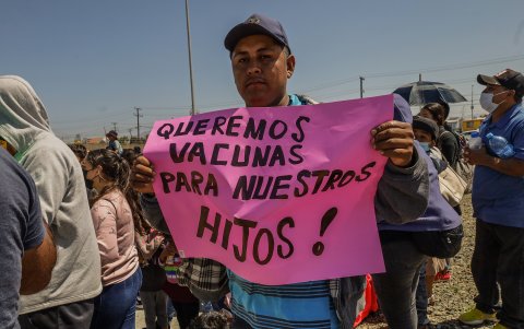 Migrantes protestan por la falta de vacunas y atención medica al exterior del Consulado de Estados Unidos, el 24 de agosto de 2023, en Tijuana (México).