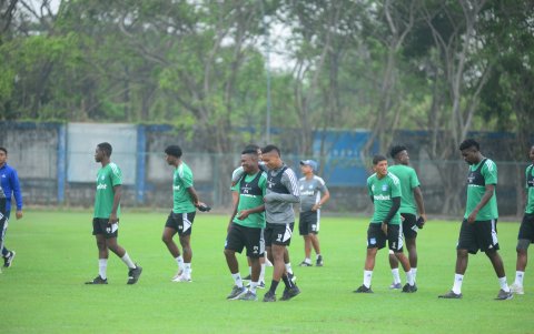Bryan Carabalí (i) y Jhon Jairo Sánchez entrenaron y se rieron juntos.