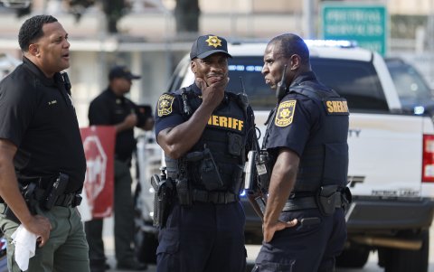Los sheriffs del condado de Fulton se reúnen antes de la llegada del ex presidente estadounidense Donald Trump a la cárcel del condado de Fulton