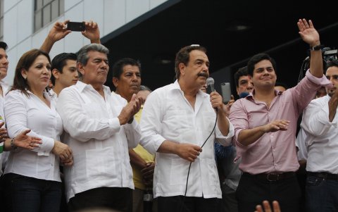 Carlos Falquez Batallas acompañado del exalcalde de Guayaquil Jaime Nebot y de su hijo Carlos Falquez Aguilar.