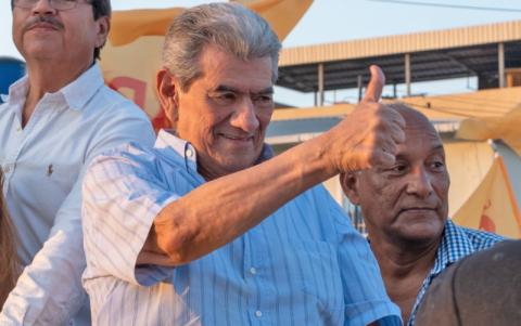 Carlos Falquez en un recorrido de la campaña electoral acompañado por simpatizantes del PSC.