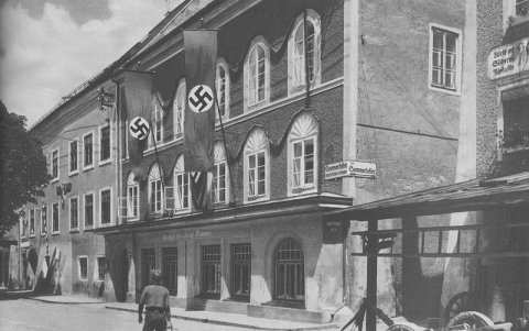 Pasado. Vista del exterior de la casa de Adolf Hitler en el año 1938.