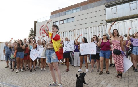 Emma willer lee un comunicado a título personal durante la manifestación feminista para pedir la destitución del presidente de la Real Federación Española de Fútbol, Luis Rubiales.
