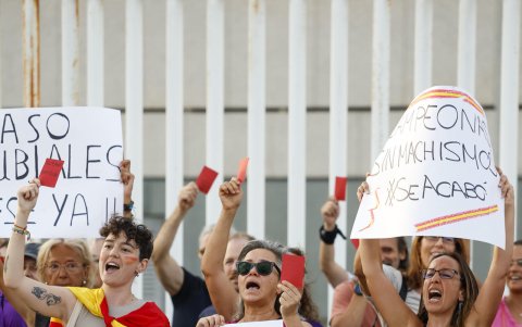 Manifestación feminista para pedir la destitución del presidente de la Real Federación Española de Fútbol, Luis Rubiales, este viernes ante la sede de la Federación en la localidad madrileña de Las Rozas.