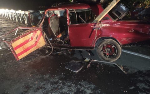 El vehículo liviano llevó la peor parte. Los cuerpos estaban atrapados en la carrocería del auto.