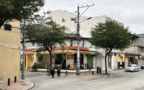 En varios sectores de la ciudad se observan los llamados 'tallarines' colgantes.