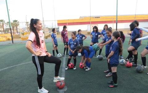 Moreira junto a varias de las chicas que entrenan de lunes a viernes en las categorías con las Moreira.