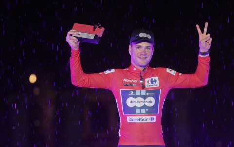 El italiano  Lorenzo Milesi, del equipo DSM Firmenich, se vistió con el maillot rojo de líder.