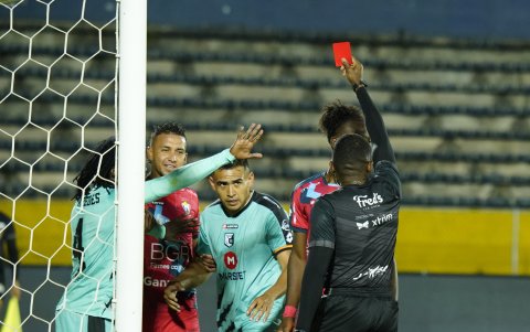 El Nacional sufrió la expulsión del zaguero Andrés Micolta.