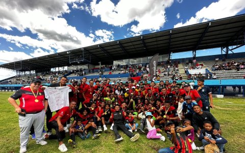 Los jugadores de AV25 y su celebración tras coronarse campeones del ascenso de Pichincha en el 2023.
